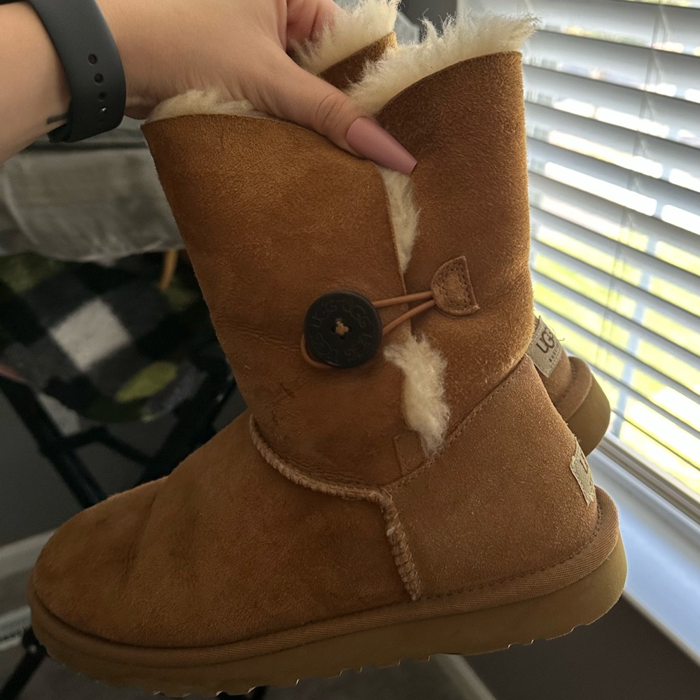 Women’s Ugg Bailey Button in Chestnut size 9